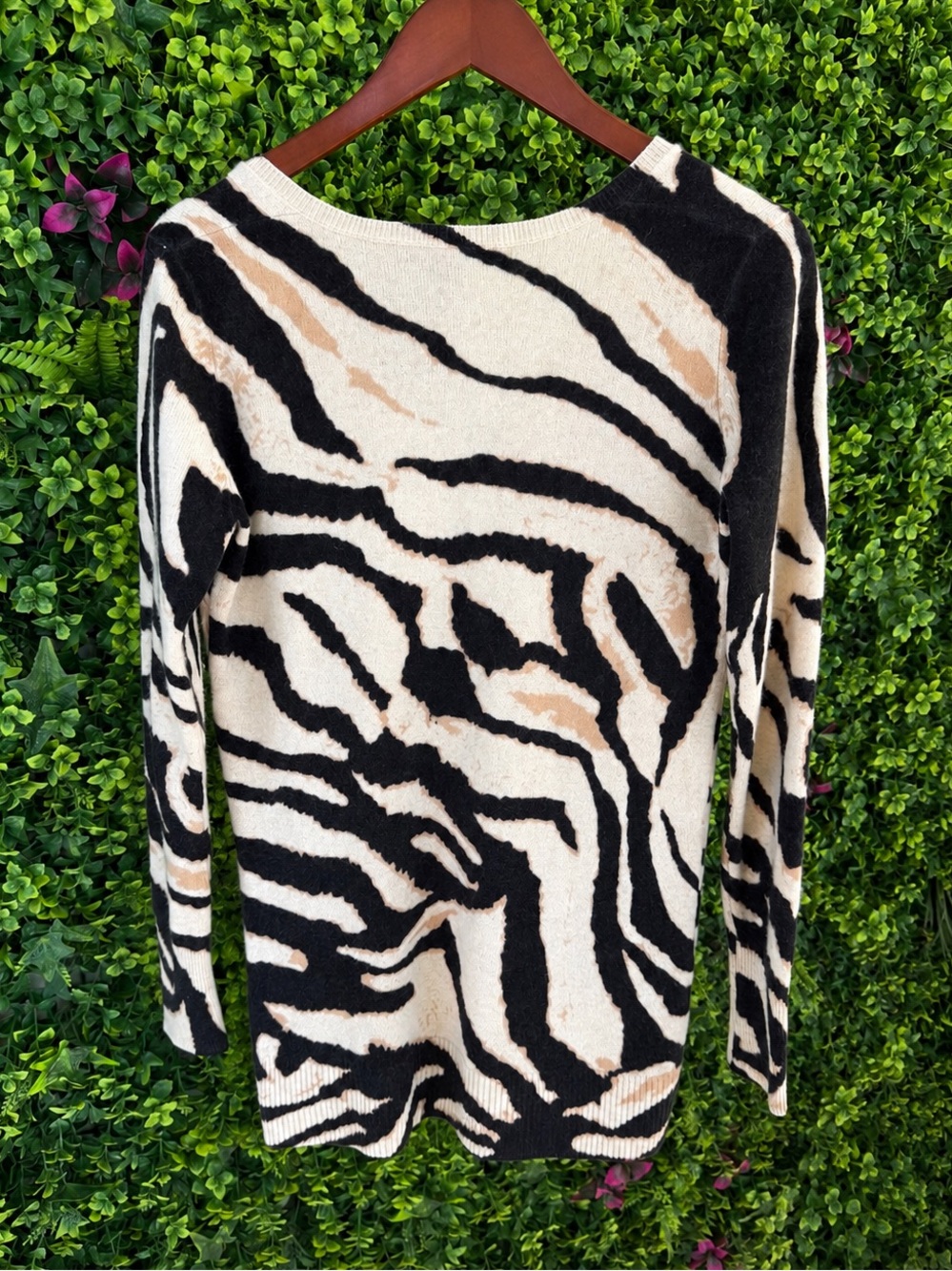Bloomingdale’s 100% Cashmere Sweater XS S Animal Zebra Print Quiet Luxury - Picture 3 of 7